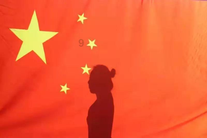 何猷君的小心思，和孙丞潇王彦霖合影，他踮起了脚尖